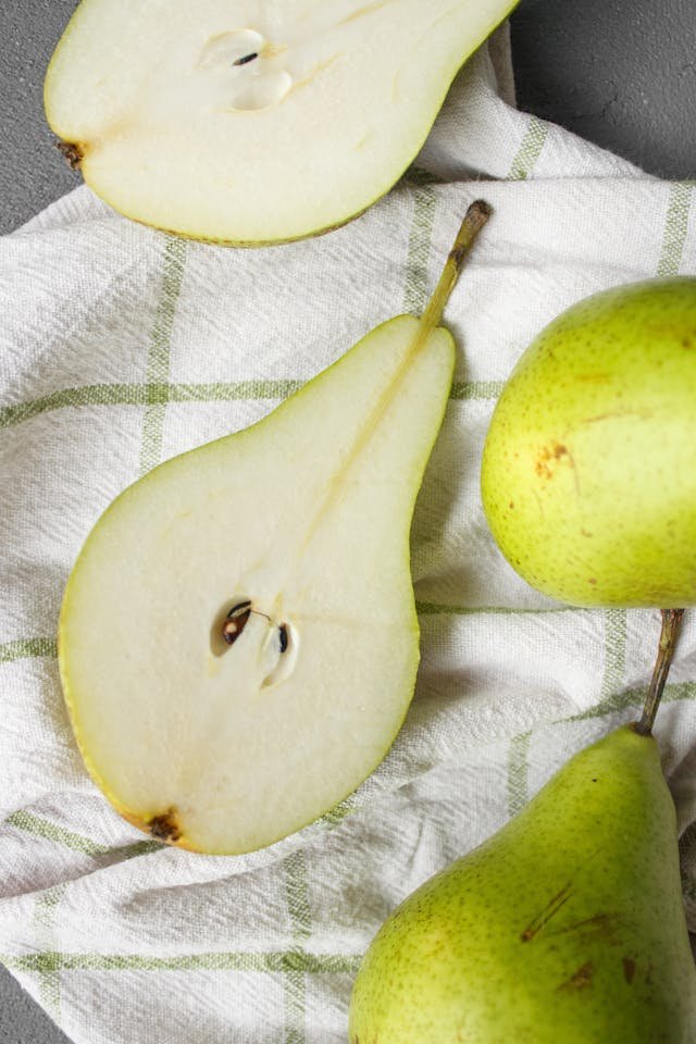 can a dog eat pear