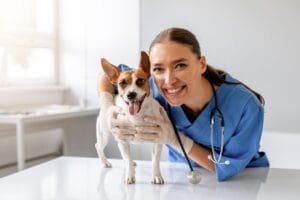 Veterinaria con perro feliz