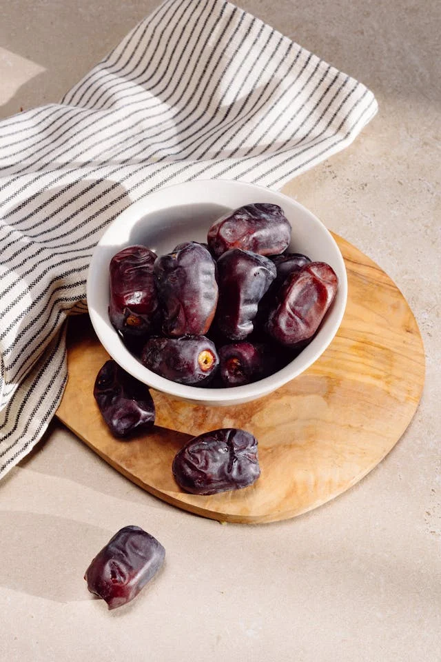 can a dog eat dates
